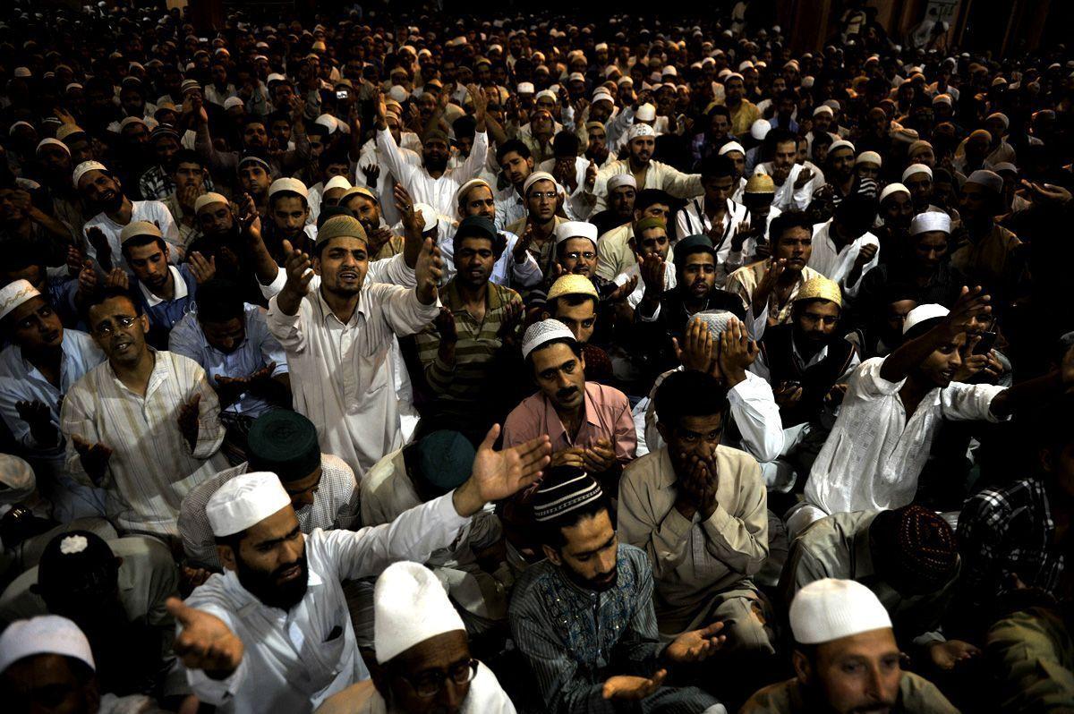 Kashmiri Muslims pray during Night of Power Arabianbusiness