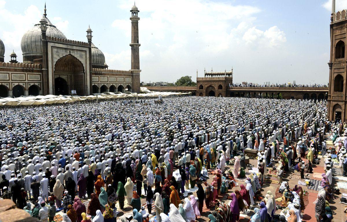 Muslims Pray On Final Friday In Ramadan Arabianbusiness 2928