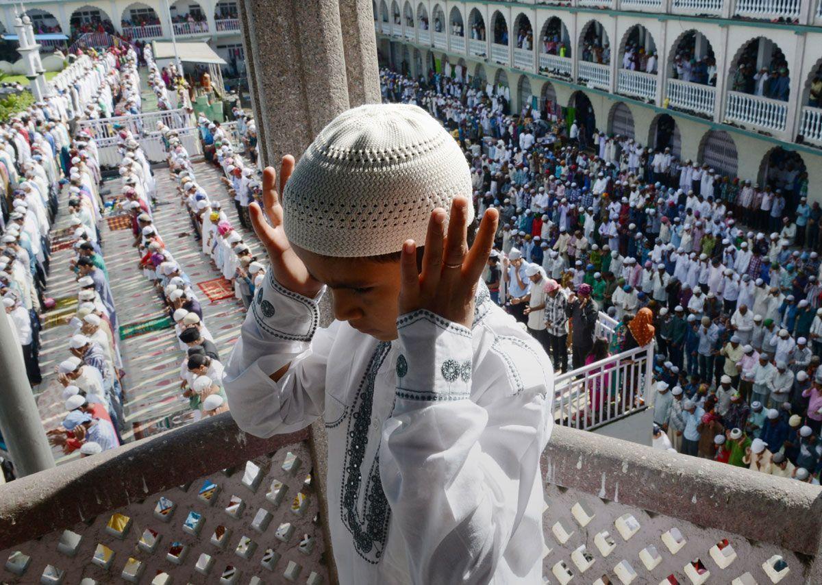 Самый хороший мусульман. Мусульмане в мечети. Мусульманин молится. Люди в мечети.