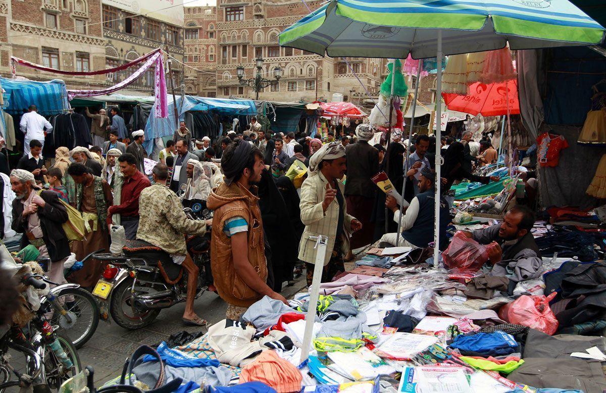 In Pictures Yemen Ramadan Market Crowd Arabianbusiness   544400198 