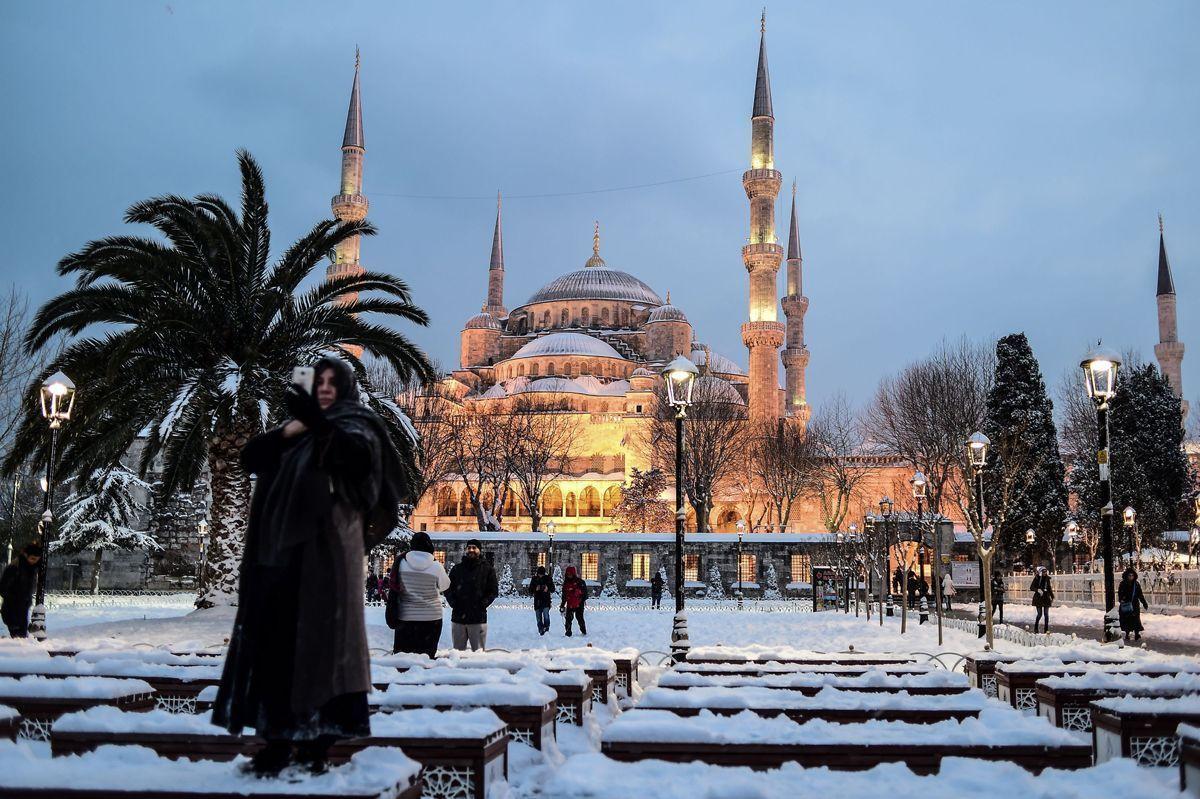 In pictures Heavy snowfall in Istanbul Arabianbusiness