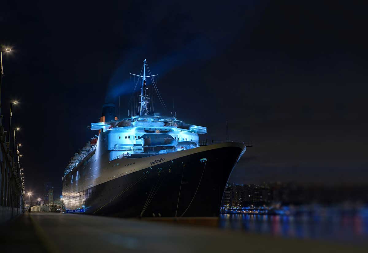 Queen Elizabeth ship Dubai. Cruise ship Queen Elizabeth Dry Dock.