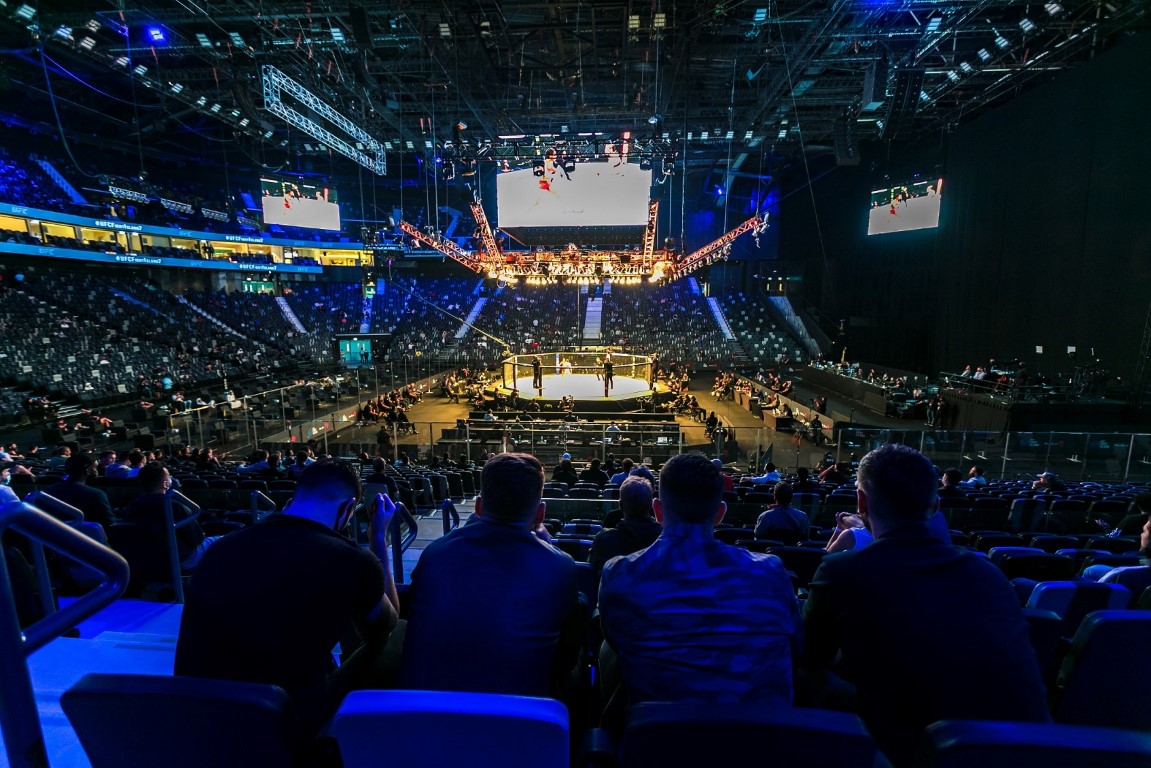 Юфс в абу даби. Этихад Арена в Абу Даби. Этихад Арена в Абу Даби UFC. Арена юфс в Абу Даби. Абу Даби остров яс Арена Этихад.